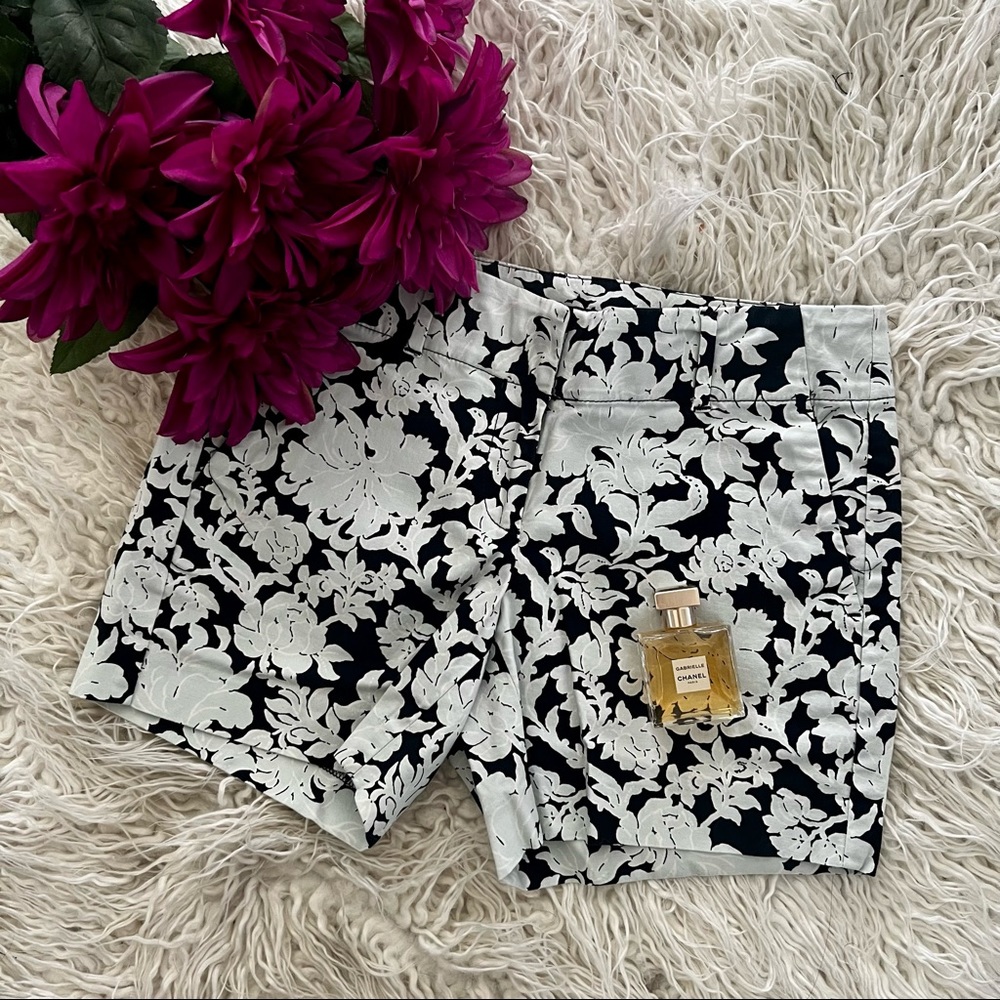 Ann Taylor Dark Blue Floral Patterned Shorts Size 2P